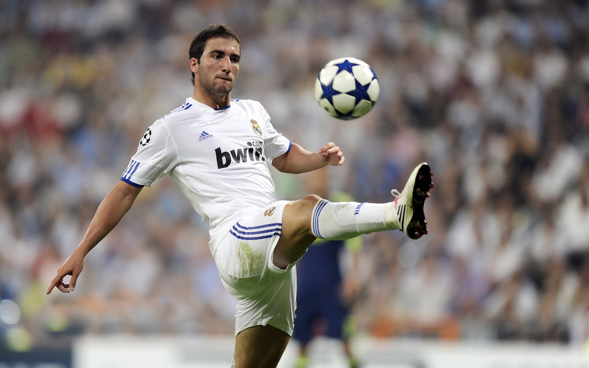 内马尔回归赛场，连败首场状态亮眼，日本队观众沸腾！