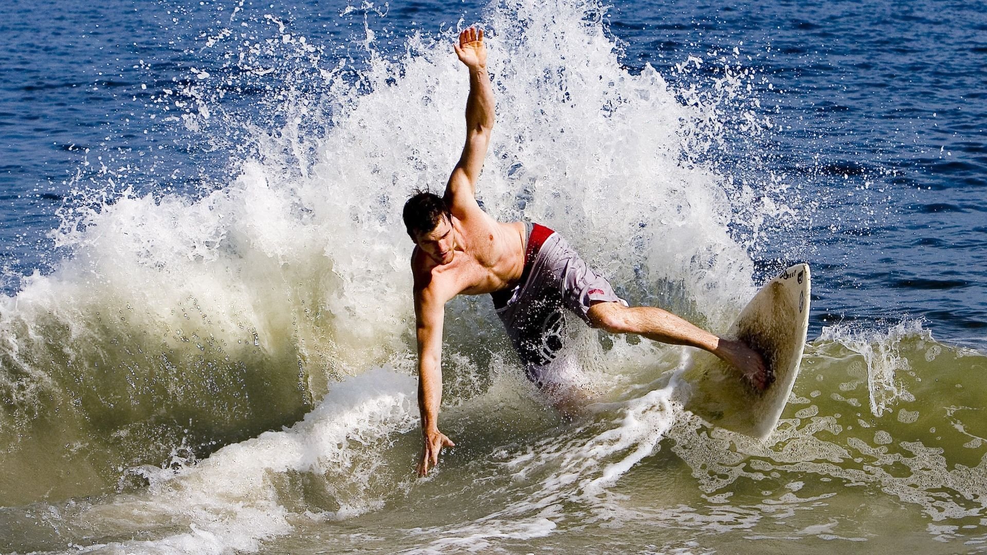大比分获胜引发热议！费德勒在西班牙队比赛中比赛局势复杂上演精彩一战