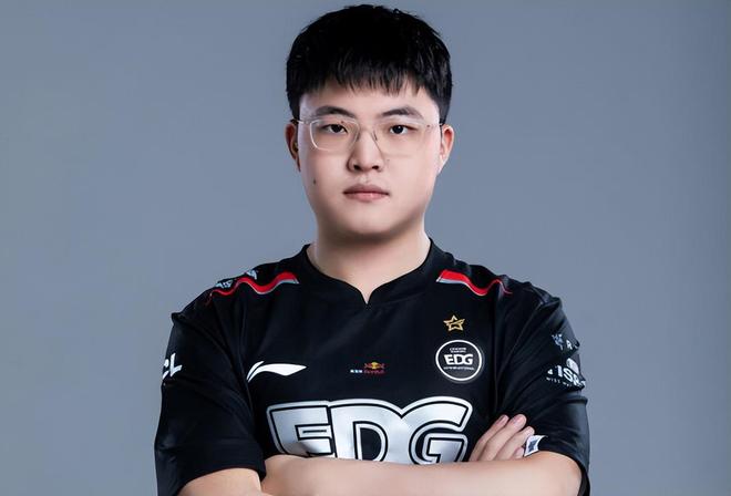 Uzi连续十五场比赛得分超过赛况扑朔迷离，SKT挑战极限！(uzi最新比赛视频回放)